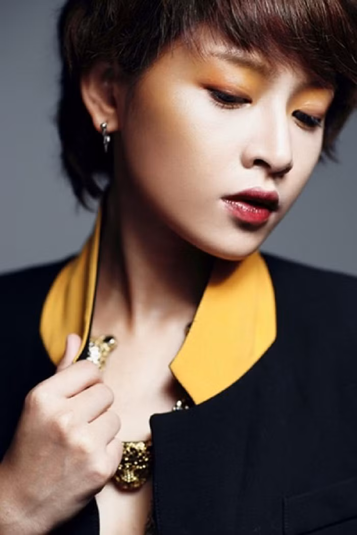 Kiểu tóc nổi loạn trên chưa ăn nhập gì so với mái tém ngắn cũn này. Kết hợp lối trang điểm lạ mắt, Chi Pu trông vừa bí ẩn vừa mạnh mẽ cuốn hút.