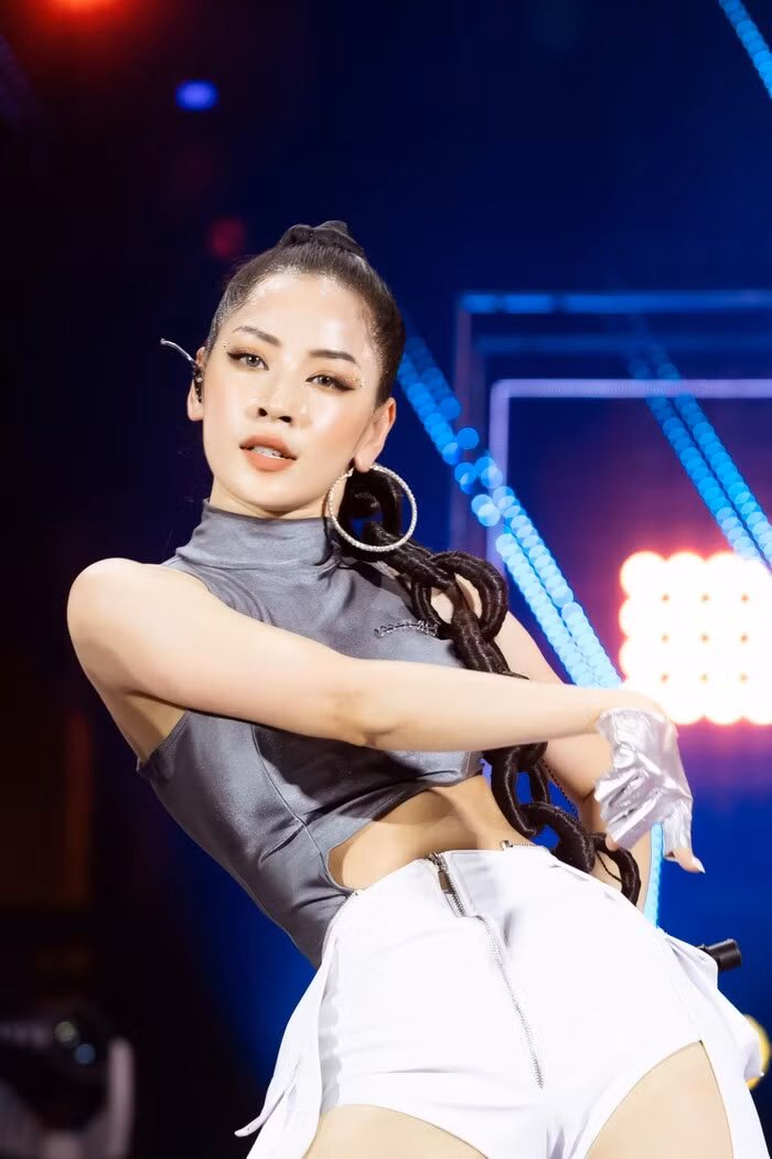 Xuất hiện trong một sự kiện âm nhạc, Chi Pu mạnh tay đầu tư về mặt tạo hình với mái tóc "xiềng xích" lạ mắt khiến fan vô cùng thích thú.