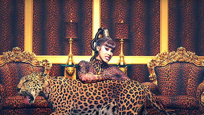 Không ít dân mạng phát hiện mái tóc của giọng ca Anh ơi ở lại khá giống với style mà Cardi B từng chưng diện trong MV WAP trước đây. Dù đụng độ phong cách song mỗi người mang một vẻ khác nhau.