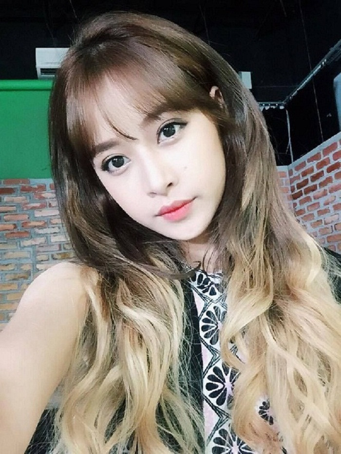 Ngoài kiểu tóc một màu, nữ ca sĩ Chi Pu còn chọn mái thưa kết hợp cùng mái tóc uốn lượn, nhuộm theo phong cách ombre bụi bặm.