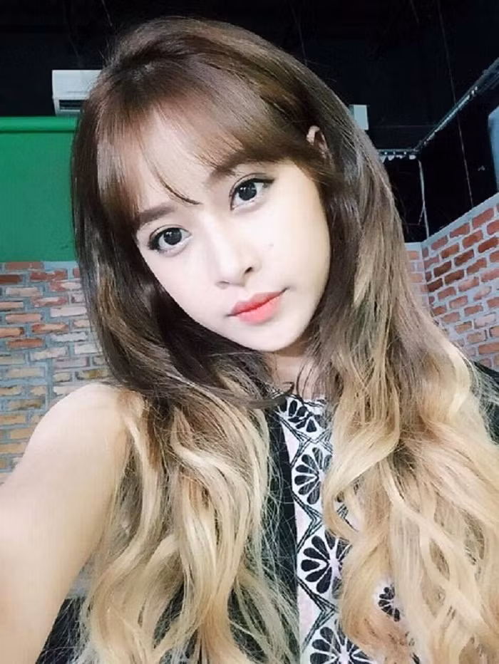 Ngoài kiểu tóc một màu, nữ ca sĩ Chi Pu còn chọn mái thưa kết hợp cùng mái tóc uốn lượn, nhuộm theo phong cách ombre bụi bặm.