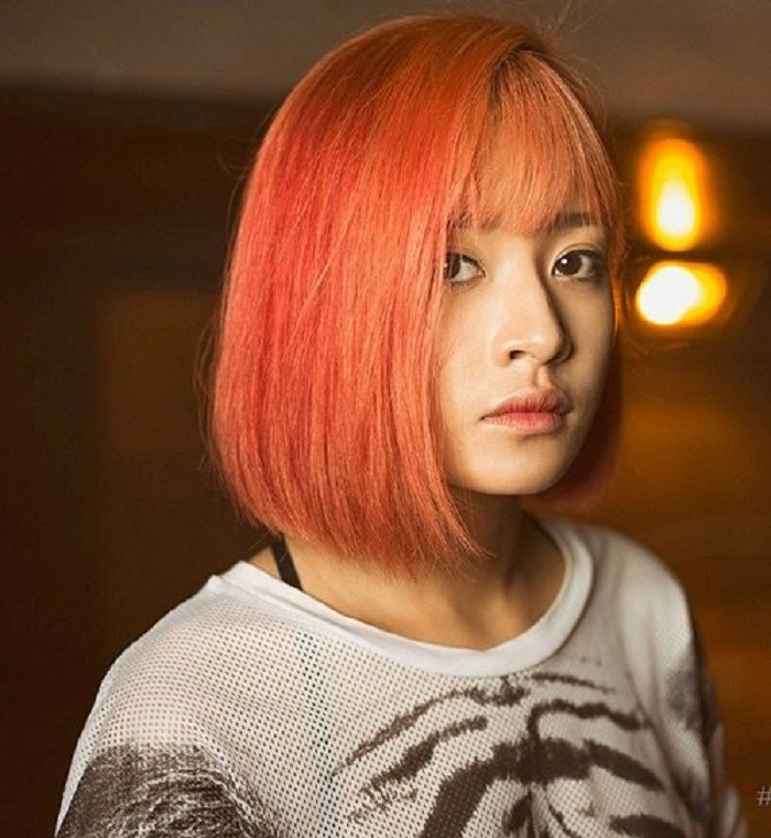 Để hóa thân vào vai diễn rocker trong bộ phim “We are Legend”, mỹ nhân gốc Hà thành đã không ngần ngại cắt đi mái tóc dài thân thương, nhuộm lên đỏ bằng màu đỏ cam cực kỳ nổi bật.