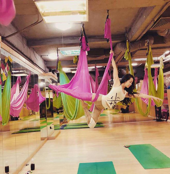 Ngoài tác dụng giữ dáng, cải thiện thể chất và tinh thần, yoga bay được nhiều sao Việt lựa chọn bởi cảm giác hoàn toàn mới, có pha chút mạo hiểm.