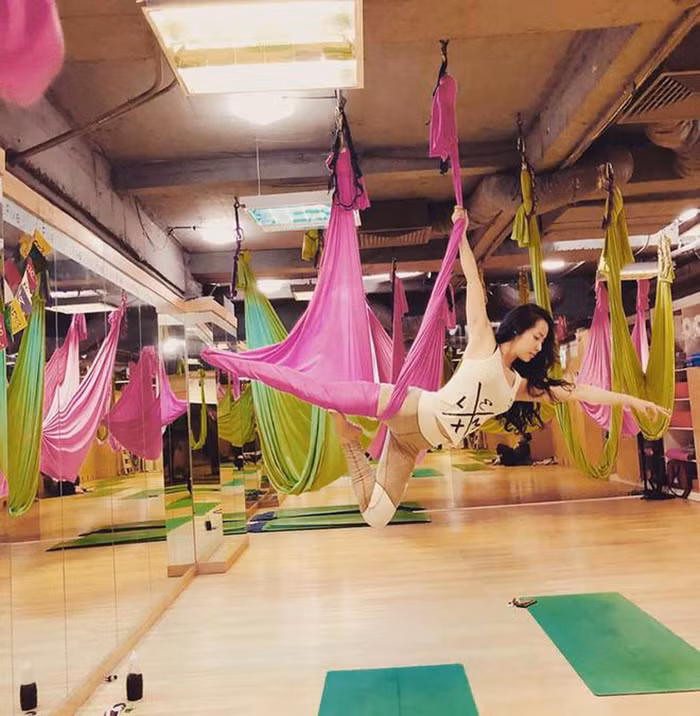 Ngoài tác dụng giữ dáng, cải thiện thể chất và tinh thần, yoga bay được nhiều sao Việt lựa chọn bởi cảm giác hoàn toàn mới, có pha chút mạo hiểm.