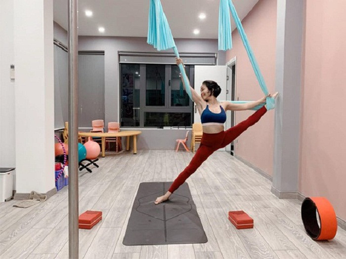 Là người luôn quan tâm đến sức khỏe, Ốc Thanh Vân khó lòng cưỡng lại được sức hút của yoga bay. Đây cũng là chìa khóa giúp bà mẹ ba con giữ được vóc dáng cân đối sau sinh.