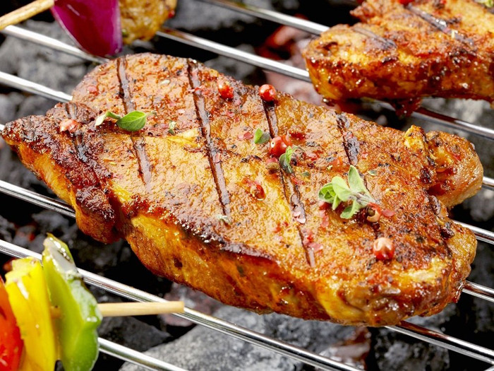 Thịt nướng cũng được tẩm ướp với loạt gia vị khác nhau khiến gan dễ bị kích ứng, tăng gánh nặng chuyển hóa cho bộ phận này. Lâu dần thịt nướng làm suy giảm chức năng gan, thậm chí sinh ra các khối u.