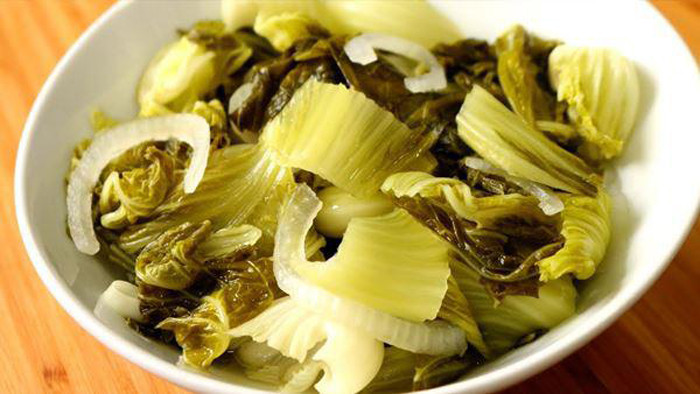 Dưa muối. Ngoài các chất phụ gia được nêm vào trong quá trình chế biến, món ăn này còn chứa nhiều muối, nitrite khi đi vào cơ thể làm tăng gánh nặng cho gan.