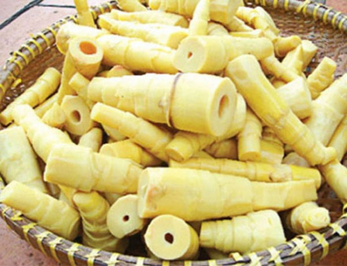 Măng. Măng tươi chứa chất cyanide gây ngộ độc, thậm chí có thể dẫn tới tử vong. Ước tính, 1kg măng củ chứa tới 230mg cyanide. Khi ăn, dưới tác động của các enzym đường tiêu hóa, cyanide biến thành axit cyanhydric (HCN) – một chất cực độc với cơ thể, gây hại cho gan.