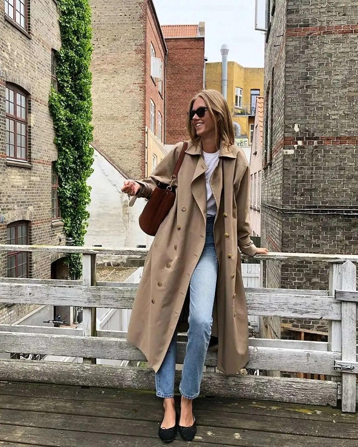 Ngoài quần denim loe, áo khoác với quần denim ống nhỏ, phom cứng mang lại cảm giác mạnh mẽ song không hề thô kệch.