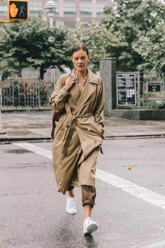 Diện mãi denim với áo khoác đôi khi khiến bạn cảm thấy đơn điệu. Hãy thử thay thế bằng quần âu. Vẻ ngoài của chị em sẽ trở nên thời thượng, vừa thoải mái mà lại phóng khoáng.