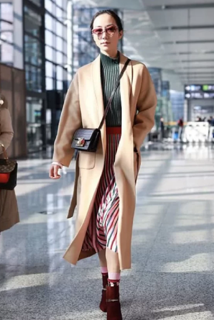 Gam màu đất đang được hết lòng lăng xê bởi các nhà thiết kế trên thế giới cũng giúp bạn gái ghi điểm phong cách.