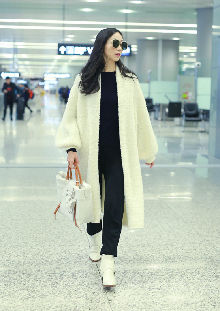 Legging đen khá linh hoạt song nó chỉ đẹp với tuýp người sở hữu chân dài đúng chuẩn. Thay vào đó, kết hợp quần đen ống rộng vừa phải sẽ giấu được khuyết điểm đôi chân quá nhỏ hoặc quá thô.