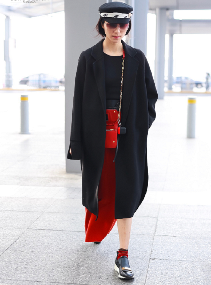 Ngoài quần tây, kết hợp áo khoác với chân váy sẽ giúp bạn ghi điểm nữ tính tuyệt đối. Stylist khuyên nên tận dụng hai màu cổ điển đen và đỏ bởi chúng không bao giờ lỗi mốt, thích hợp với hầu hết các tông da.