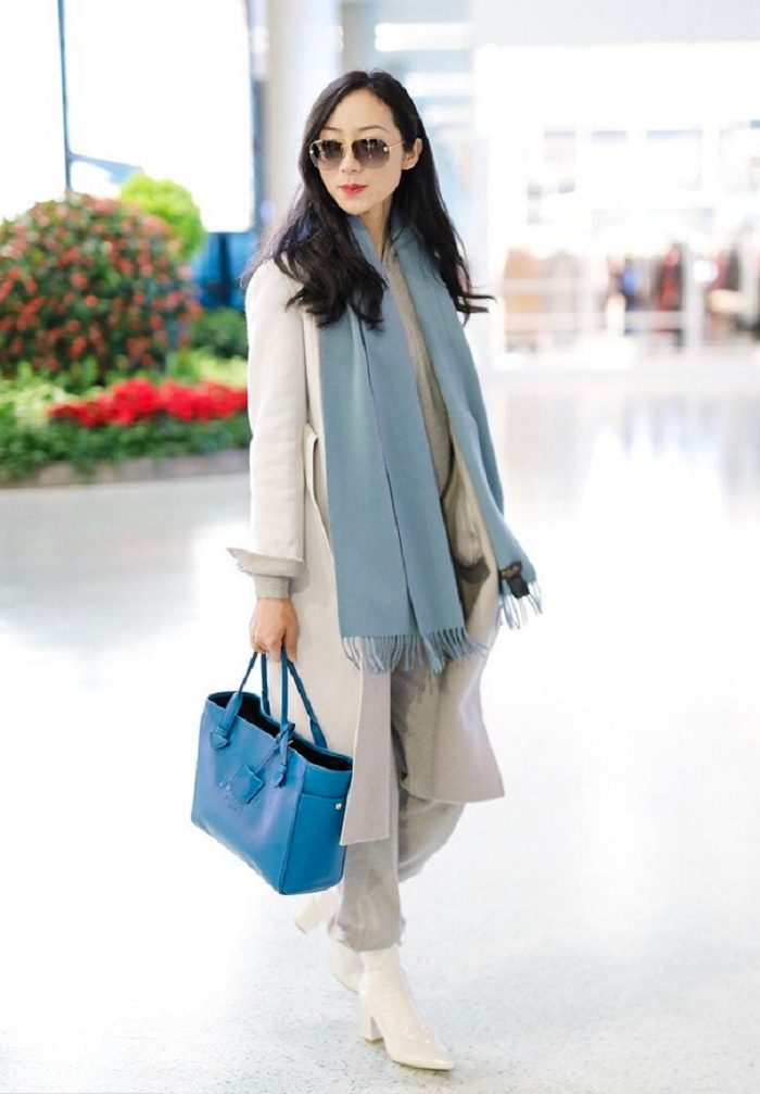 Áo khoác với bốt ngắn cũng là gợi ý không tồi để tạo nên vẻ thanh lịch, sang chảnh. Nếu có thể, bạn nên học ca sĩ xứ Trung Hàn Tuyết tận dụng chiếc khăn quàng cổ quần hờ nhằm tạo sự phân tầng, màu sắc sống động.