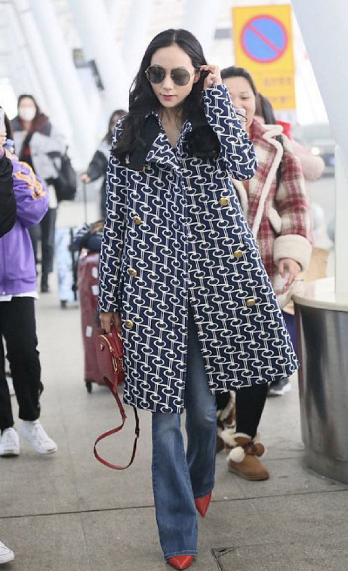 Áo khoác dài là trang phục không thể thiếu trong mùa đông giá lạnh. Thay vì item legging với áo khoác lỗi thời, bạn có thể kết hợp áo khoác dài ngang gối với quần ống loe denim, giày cao gót mũi nhọn. Set đồ này thích hợp với chị em ưa phong cách thanh lịch, nữ tính.