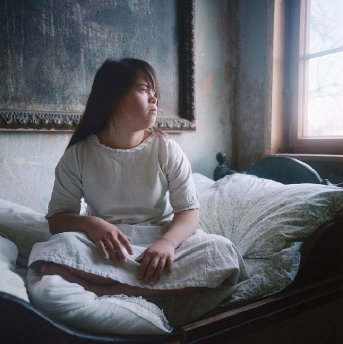 Ở một số bức hình, Sofie xuất hiện cùng mẹ, anh trai và bạn thân Lina. Những bức hình khiến người xem không khỏi tò mò về cuộc sống đầy cảm xúc của thiếu nữ tuổi 20.