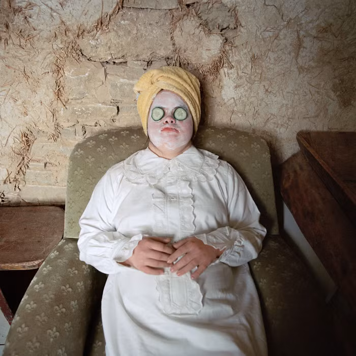 Nữ nhiếp ảnh gia bắt đầu ghi lại hình ảnh cuộc sống thường nhật của Sofie năm 2017. Duyên gặp mặt giữa hai người bắt đầu khi Sofie hoàn thành việc học khi vừa 18 tuổi.