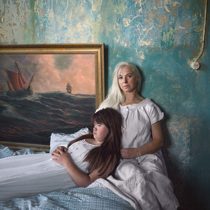 Đáng tiếc, họ chia tay vào mùa hè năm 2018. Khoảng thời gian đó với Sofie không hề dễ dàng. Snezhana đã ghi lại cảm xúc dù nhỏ nhất của cô gái người Đức, bao gồm cả mất mát trong hành trình trưởng thành.