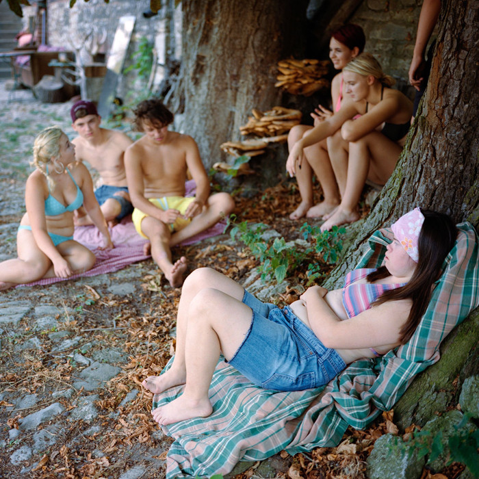 Đôi khi Sofie như chìm đắm trong thế giới nội tâm của riêng mình dù bên cạnh là anh trai và bạn bè của cô.