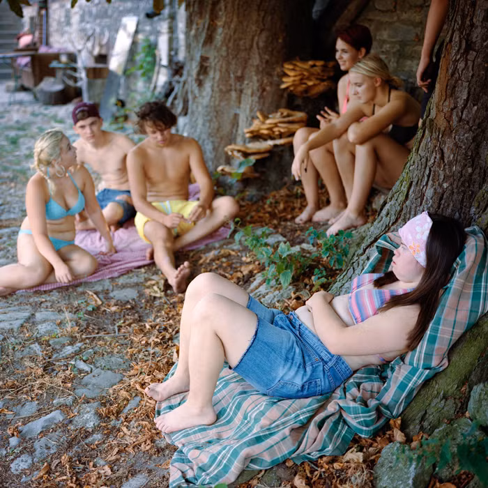 Đôi khi Sofie như chìm đắm trong thế giới nội tâm của riêng mình dù bên cạnh là anh trai và bạn bè của cô.