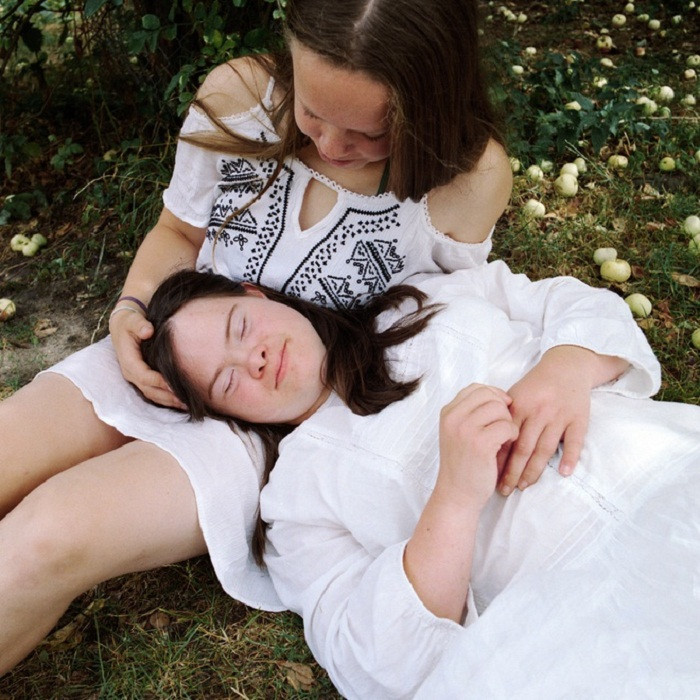 Cuộc sống của Sofie và gia đình qua tay máy của nữ nhiếp ảnh gia “như tác phẩm nghệ thuật”. Bước vào trang trại đó, bạn dường như chìm vào chiều không, thời gian khác. Nó là không khí cổ tích từ phía sân nhà hay ánh sáng huyền diệu tỏa ra từ bên trong. Không gian đó hòa hợp cùng con người của Sofie", Snezhana nói.