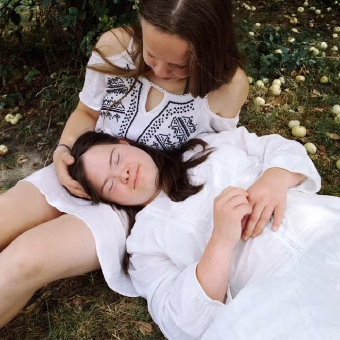 Cuộc sống của Sofie và gia đình qua tay máy của nữ nhiếp ảnh gia “như tác phẩm nghệ thuật”. Bước vào trang trại đó, bạn dường như chìm vào chiều không, thời gian khác. Nó là không khí cổ tích từ phía sân nhà hay ánh sáng huyền diệu tỏa ra từ bên trong. Không gian đó hòa hợp cùng con người của Sofie", Snezhana nói.