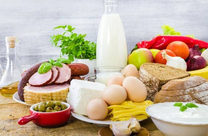 Trời lạnh, bạn sẽ thích thú hơn với đồ ăn song cần tránh tiêu thụ quá nhiều đồ dầu mỡ, muối và đường. Thay vào đó, bạn nên ưu tiên thực phẩm giàu protein, vitamin có trong rau, thịt, các sản phẩm từ đậu nành.