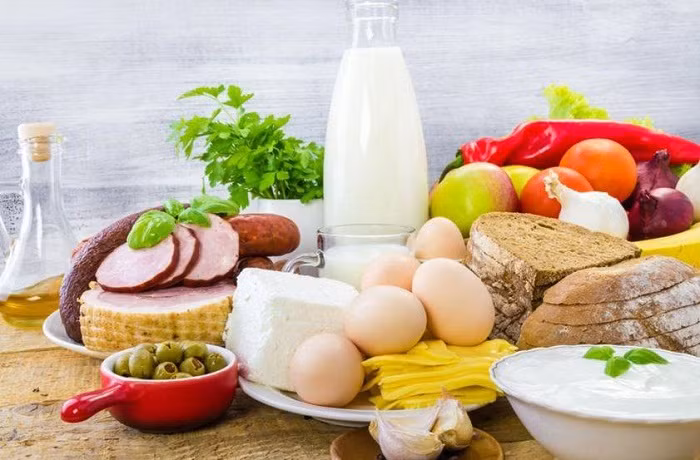 Trời lạnh, bạn sẽ thích thú hơn với đồ ăn song cần tránh tiêu thụ quá nhiều đồ dầu mỡ, muối và đường. Thay vào đó, bạn nên ưu tiên thực phẩm giàu protein, vitamin có trong rau, thịt, các sản phẩm từ đậu nành.