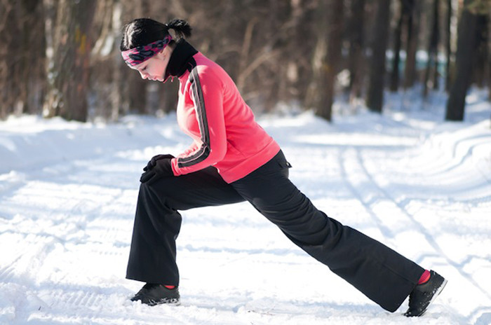 Gặp thời tiết giá lạnh mạch máu sẽ co lại, các cơ và dây chằng từ đó dễ bị kéo căng. Chính vì vậy để giữ sức khỏe mùa đông, bạn nên khởi động từ 10 – 15 phút trước khi tập luyện ngoài trời.