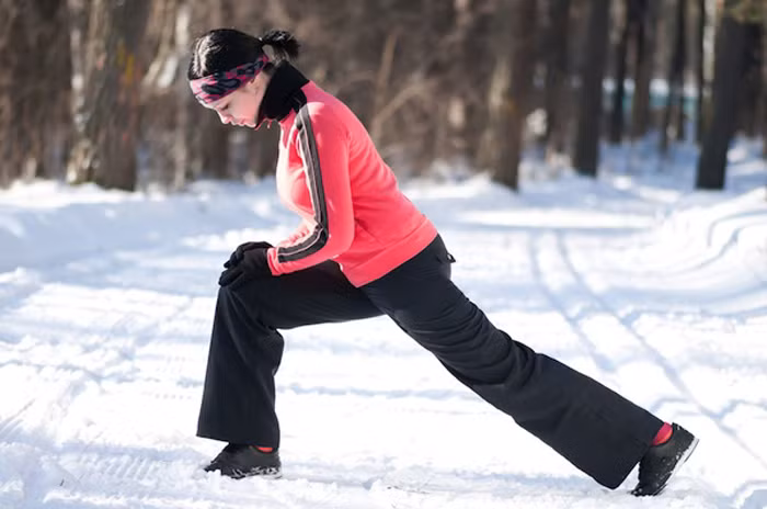 Gặp thời tiết giá lạnh mạch máu sẽ co lại, các cơ và dây chằng từ đó dễ bị kéo căng. Chính vì vậy để giữ sức khỏe mùa đông, bạn nên khởi động từ 10 – 15 phút trước khi tập luyện ngoài trời.