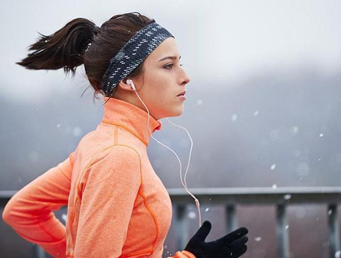 Tránh tập thể dục quá sớm kẻo nhiễm lạnh. Thời gian tốt nhất là từ 7h – 17h.