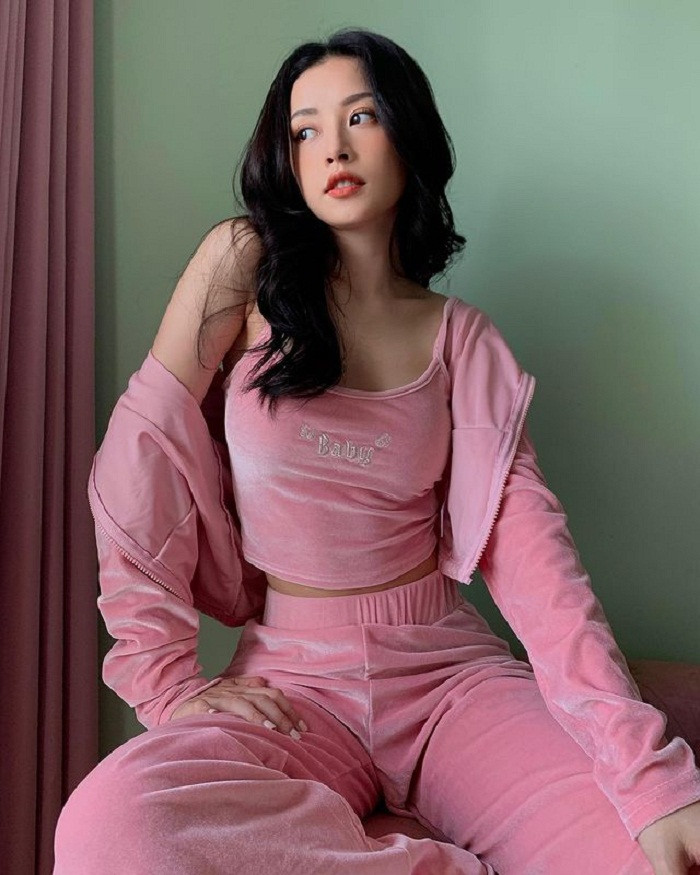 Sở hữu thân hình với số đo ba vòng đáng ngưỡng mộ, giọng ca Anh ơi ở lại “chặt đẹp” chất liệu nhung dễ cộng thêm vài tuổi cho người mặc. Lối trang điểm với layout cam hồng, móng tay sơn màu hồng nhạt giúp tổng thể người đẹp sinh năm 1993 trở nên ngọt ngào.