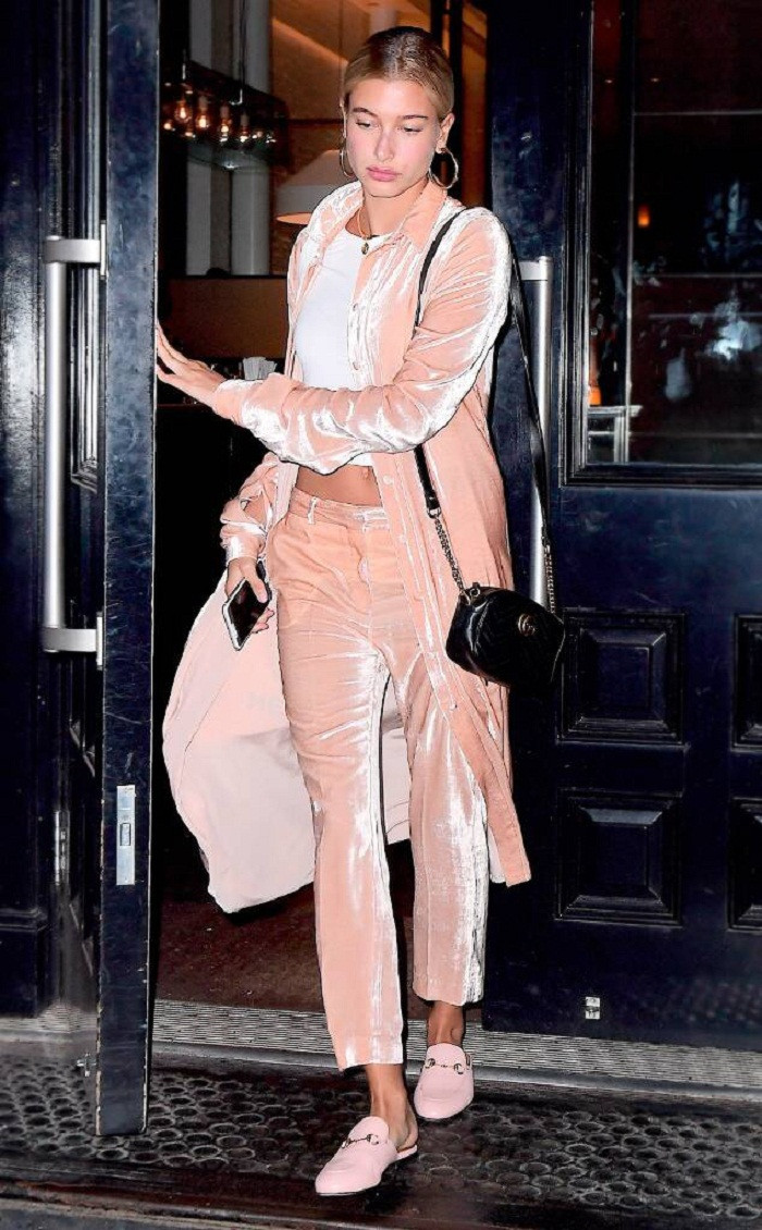 Chất liệu được ưa chuộng trong mùa thu đông, được dùng để thiết kế các mẫu blazer, suit, váy đầm hài hòa. Ảnh: E! Online.