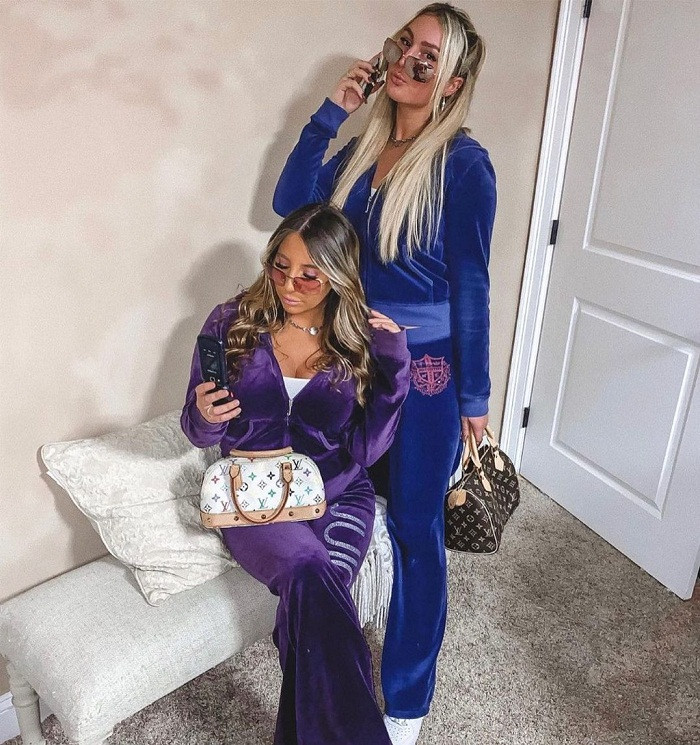 Theo Vogue, những bộ ngủ bằng nhung hiện được yêu thích trở lại. Nét đẹp hoài cổ nhưng dễ thương cùng loạt họa tiết lấp lánh luôn đồng hành cùng các tên tuổi đình đám như Britney Spears, Paris Hilton, Lindsay Lohan, Jennifer Lopez. Ảnh: @dollmeuphannah.