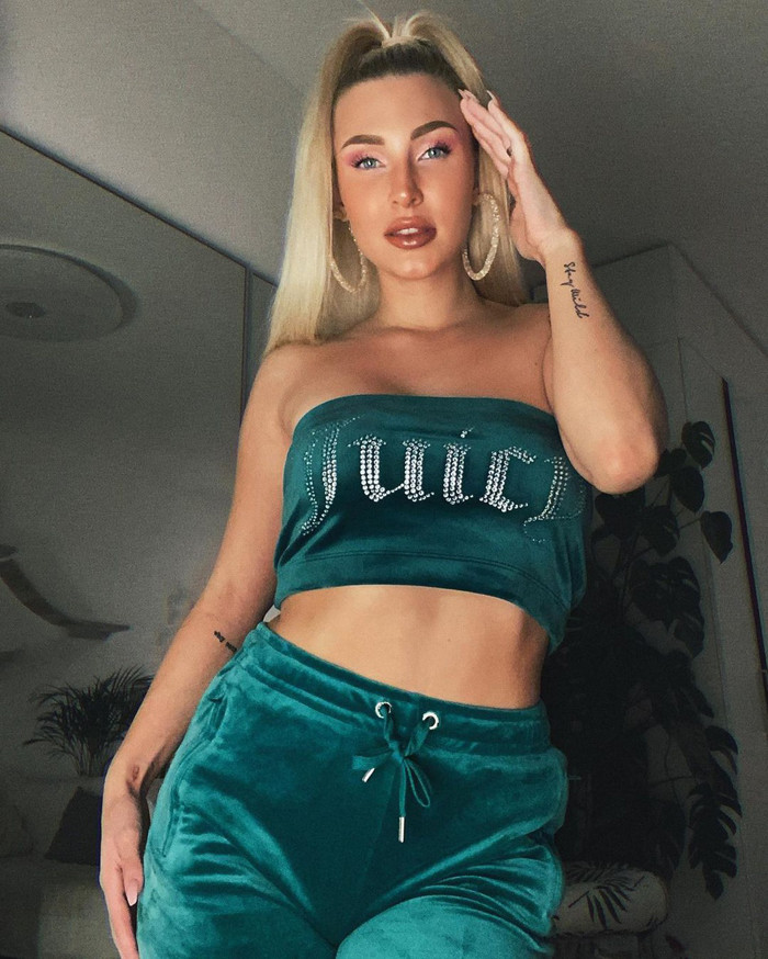 Là người rất biết bắt trend, Chi Pu tỏ ra sành điệu khi lăng xê mốt đồ ngủ bằng nhung từng “chiếm sóng” thị trường thời trang cách đây hai thập kỷ. Ảnh: @lauravetter.