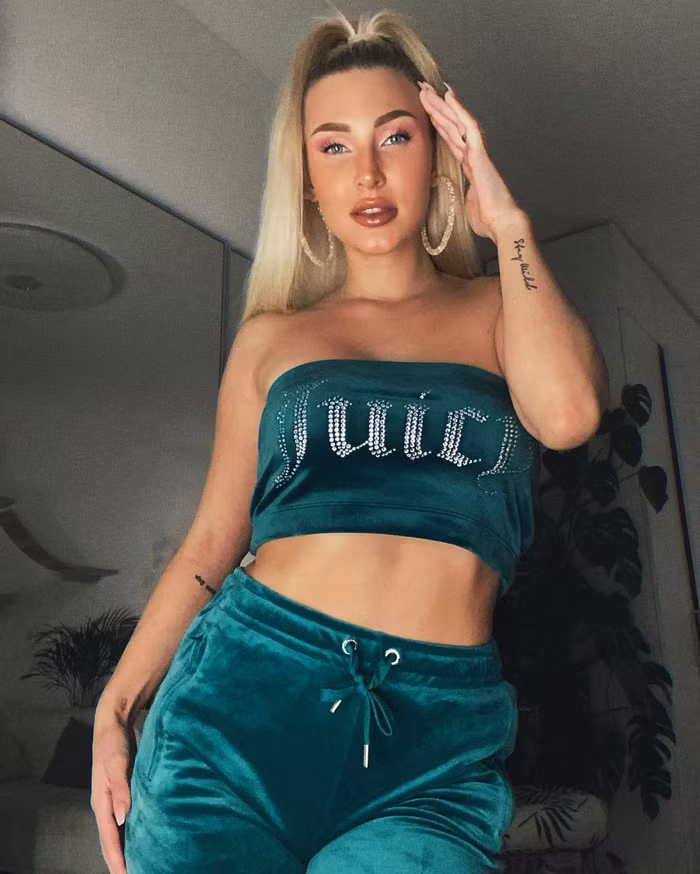 Là người rất biết bắt trend, Chi Pu tỏ ra sành điệu khi lăng xê mốt đồ ngủ bằng nhung từng “chiếm sóng” thị trường thời trang cách đây hai thập kỷ. Ảnh: @lauravetter.