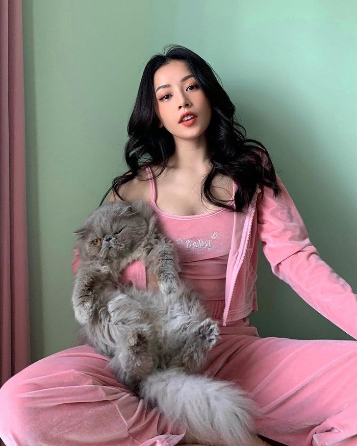 Chi Pu khéo léo kéo trễ vai áo ngoài để lộ vai trần gợi cảm. Đặc biệt, áo hai dây bên trong giúp cô khoe trọn vòng một căng tràn mà không cần phô phang quá mức.