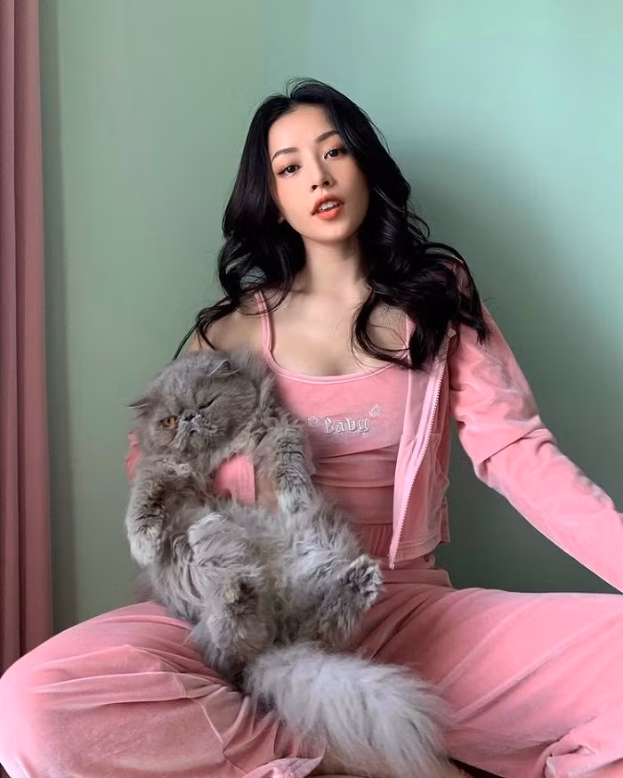 Chi Pu khéo léo kéo trễ vai áo ngoài để lộ vai trần gợi cảm. Đặc biệt, áo hai dây bên trong giúp cô khoe trọn vòng một căng tràn mà không cần phô phang quá mức.