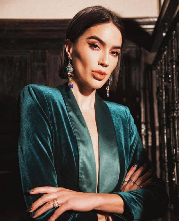 Đến năm 2018, trong khi trang phục in họa tiết da động vật hoang dã “làm mưa làm gió” thì chất liệu nỉ nhung lại lần nữa bắt đầu nhen nhóm trỗi dậy.