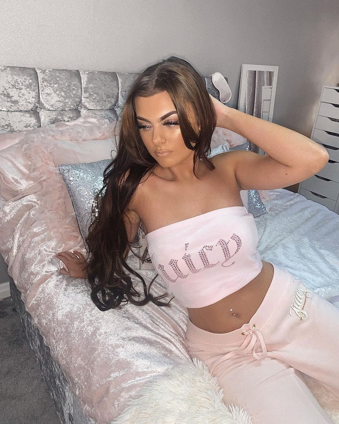 Sau 1/5 thế kỷ, những bộ nỉ nhung được dàn hotgirl tích cực lăng xê trở lại. Đồng hành cùng xu hướng Y2K, loạt trang phục hoài cổ trở thành biểu tượng của sự sành điệu. Nhiều tín đồ thời trang khiến thiết kế thêm phần gợi cảm khi chọn áo kích cỡ nhỏ, bó sát và quần tụt. Ảnh: @sophiasky