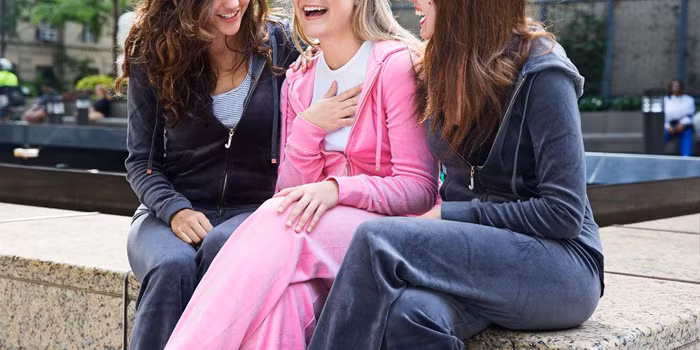 Paris Hilton cùng hội bạn thân được xem là những người đầu tiên lăng xê xu hướng thời trang này. Ảnh: Pinterest.