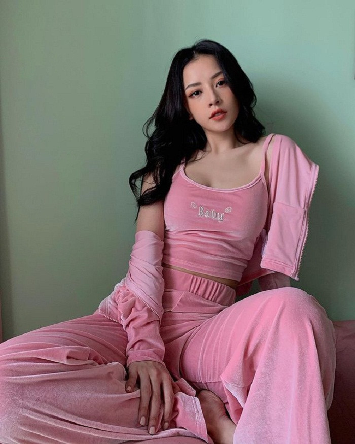 Khoe ảnh trên trang cá nhân, Chi Pu gây bất ngờ với người hâm mộ khi diện nguyên bộ ngủ hồng chất liệu nhung vốn thịnh hành cách đây 20 năm. Ảnh: Instagram nhân vật.