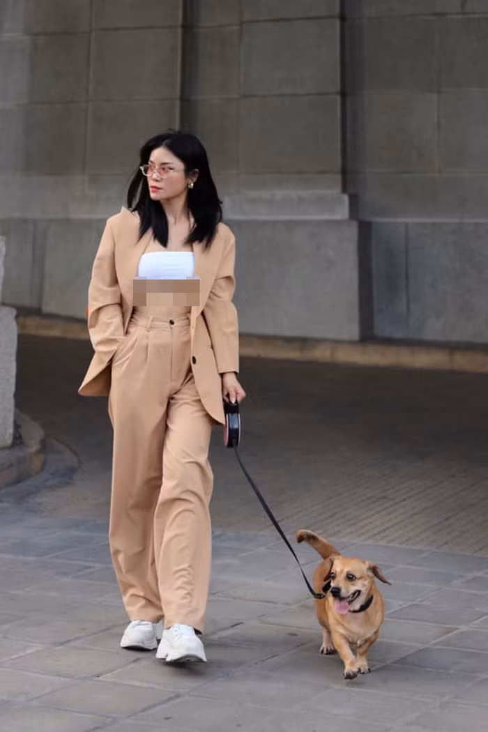 Mặc bộ suit màu be kín đáo song lại chọn chiếc áo quây “không thể ngắn hơn”, khuy áo hờ hững để hở chân ngực quá nhiều khiến Đ.T.B nhận về nhiều bình luận ác ý. Đa phần mọi người cho rằng set đồ này không mang yếu tố thẩm mỹ, thời trang hở bạo quá đà đến mức phản cảm.