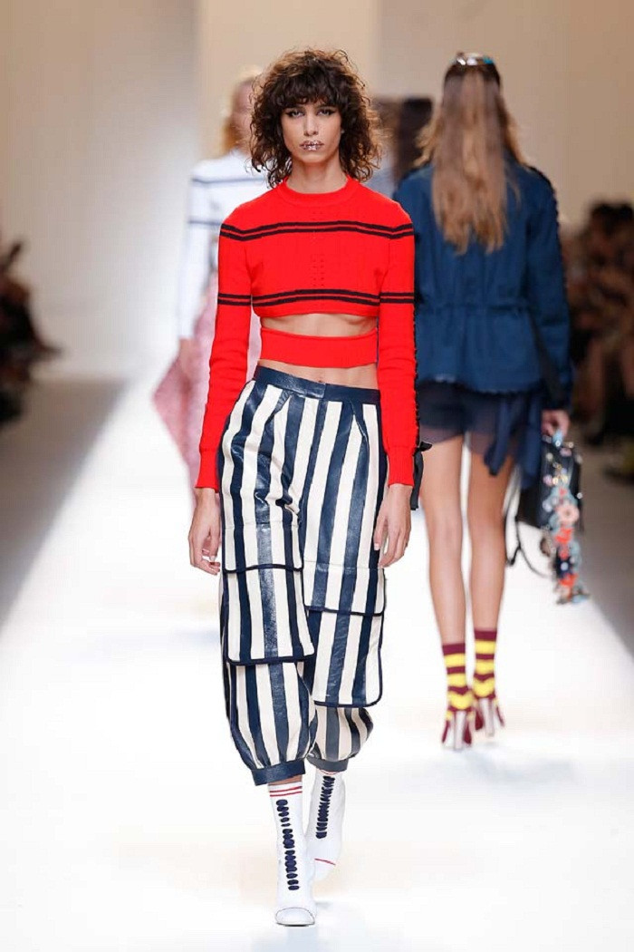 Có thể nhờ tới sự hỗ trợ của các loại áo lót, phụ kiện, tuy nhiên bạn nên tránh những loại xoài, mút silicon có dáng thông thường (loại ôm sát chân ngực sẽ dễ bị lộ), thay vào đó hãy chọn loại dán đầu ngực hoặc có thiết kế đặc biệt ôm nửa ngực trên....