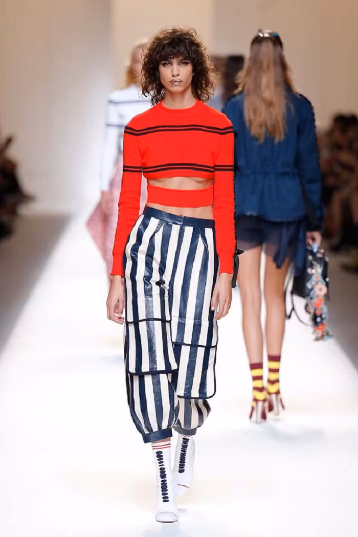 Có thể nhờ tới sự hỗ trợ của các loại áo lót, phụ kiện, tuy nhiên bạn nên tránh những loại xoài, mút silicon có dáng thông thường (loại ôm sát chân ngực sẽ dễ bị lộ), thay vào đó hãy chọn loại dán đầu ngực hoặc có thiết kế đặc biệt ôm nửa ngực trên....