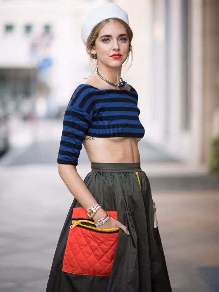 Nhiều stylist Hollywood cũng đưa ra lời khuyên nên nhờ tới sự trợ giúp của loại băng dính 2 mặt chuyên dụng trong thời trang để cố định da thịt với trang phục, tránh các sự cố đáng tiếc.