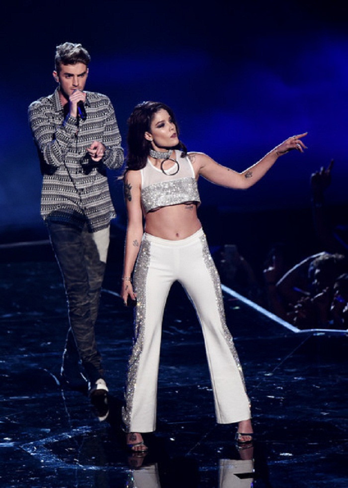 Một điều kiện quan trọng mà chị em hay bỏ qua là chỉ những người có vòng 1 săn chắc, vun cao, không chảy xệ hoặc quá lớn mới nên mặc set đồ này. Vòng 1 lớn khiến bộ váy mất đi sự tinh tế, duyên dáng còn ngực quá nhỏ lại không đủ sự hấp dẫn.