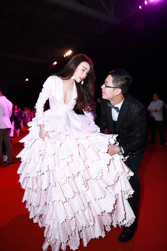 Để di chuyển trong bộ đồ này, Trà Ngọc Hằng liên tục nhờ đến sự hỗ trợ của người bạn đi cùng. Cô tiết lộ sau khi kết thúc sự kiện, hai vai mình tím bầm vì sức nặng của chiếc váy để lại. Ảnh: Internet.