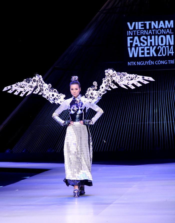 Trong bộ sưu tập No.8 của Công Trí, Thanh Hằng được giao vị trí vedette với bộ trang phục thiết kế công phu, tỉ mỉ. Đặc biệt, đôi cánh được làm bằng sắt có trọng lượng hơn 20kg.