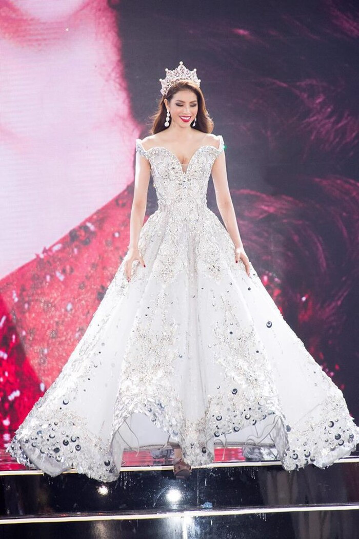 Bộ váy được đính 50.000 viên pha lê cùng nhiều gọng sắt bên trong để định hình phom váy khiến người mặc gặp khó khăn khi di chuyển. Vậy nhưng, với kinh nghiệm catwalk đỉnh cao, Phạm Hương có được hình ảnh tuyệt đẹp trước ống kính truyền thông.